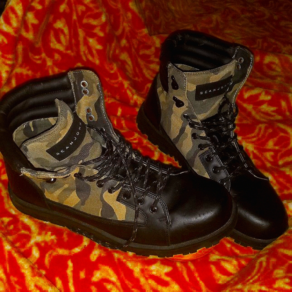 sean john combat boots like new. only worn a few times size 11